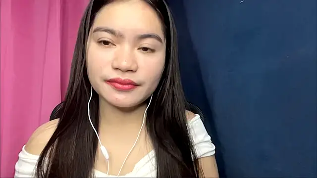 Snapshot of LouveniaDebeer chatting on 06/17/26, 12:29 LouveniaDebeer online show from 06/17/26, 12:29