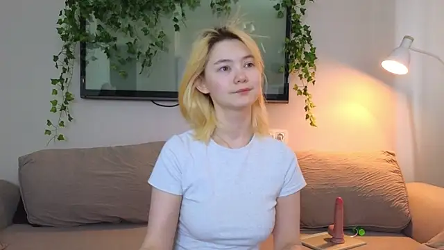 Snapshot of Emily_Miu chatting on 07/13/26, 04:59 Emily Miu online show from 07/13/26, 04:59