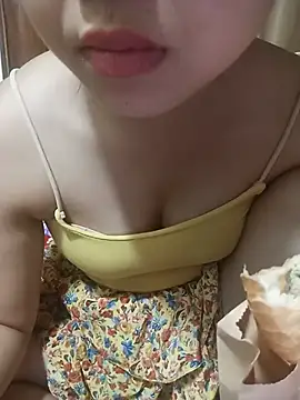 Snapshot of Emma-cutee chatting on 07/02/26, 02:00 Emma-cutee online show from 07/02/26, 02:00