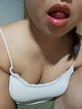 Snapshot of Emma-cutee chatting on 07/13/26, 04:32 Emma-cutee online show from 07/13/26, 04:32