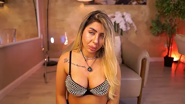 Snapshot of LucyyRosse chatting on 06/20/26, 08:17 LucyyRosse online show from 06/20/26, 08:17