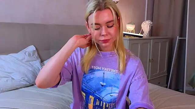 AveriReynolds online show from 06/15/26, 08:44