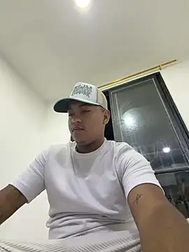Snapshot of andrewss_boy chatting on 06/16/26, 04:48 andrewss boy online show from 06/16/26, 04:48