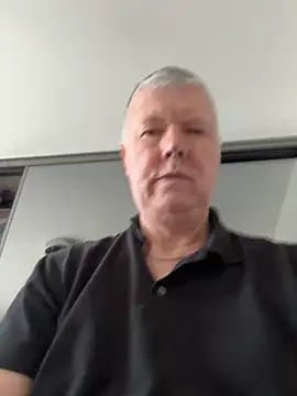 Snapshot of cumboy chatting on 12/18/24, 11:02 cumboy online show from 12/18/24, 11:02