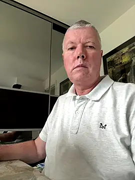 Snapshot of cumboy chatting on 10/10/25, 12:48 cumboy online show from 10/10/25, 12:48