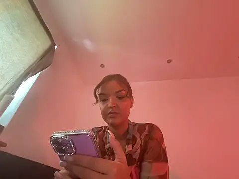 Snapshot of elina_amara_ chatting on 06/17/26, 10:39 elina amara online show from 06/17/26, 10:39