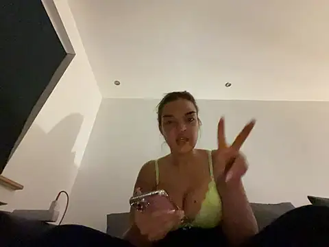 Snapshot of elina_amara_ chatting on 06/21/26, 09:28 elina amara online show from 06/21/26, 09:28