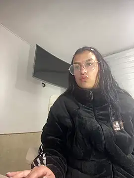 Snapshot of GabyLopez_Pink chatting on 08/04/26, 03:21 GabyLopez Pink online show from 08/04/26, 03:21