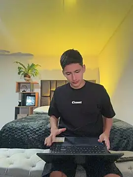 Snapshot of SantiLux_ chatting on 07/05/26, 11:23 SantiLux online show from 07/05/26, 11:23