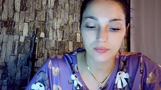 Snapshot of Ellara- chatting on 06/19/26, 01:04 Ellara- online show from 06/19/26, 01:04