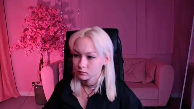 Snapshot of OliviaVale chatting on 06/19/26, 01:48 OliviaVale online show from 06/19/26, 01:48