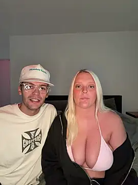 Snapshot of Blondebarbie21 chatting on 08/06/26, 03:25 Blondebarbie21 online show from 08/06/26, 03:25