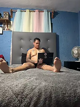 LatinoLeones online show from 08/05/26, 04:26