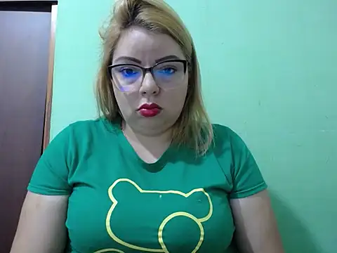Snapshot of Lunay_Hot chatting on 07/06/26, 02:03 Lunay Hot online show from 07/06/26, 02:03