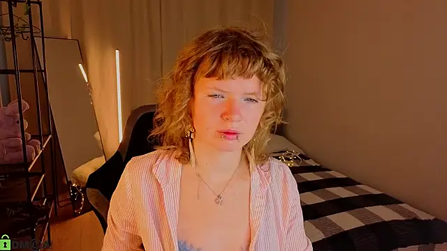 Snapshot of VioletDesiree chatting on 07/25/26, 01:04 VioletDesiree online show from 07/25/26, 01:04