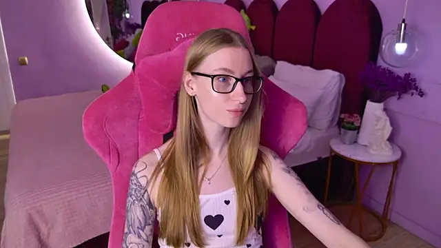 Snapshot of AuroraLean chatting on 08/06/26, 05:04 AuroraLean online show from 08/06/26, 05:04