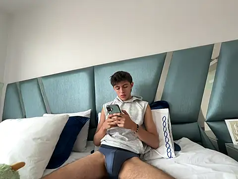 Snapshot of ItsJuanLuxxOficial chatting on 07/15/26, 06:24 ItsJuanLuxxOficial online show from 07/15/26, 06:24
