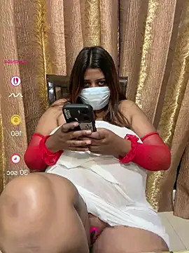 Snapshot of Hazeleyez_05 chatting on 07/19/26, 05:49 Hazeleyez 05 online show from 07/19/26, 05:49