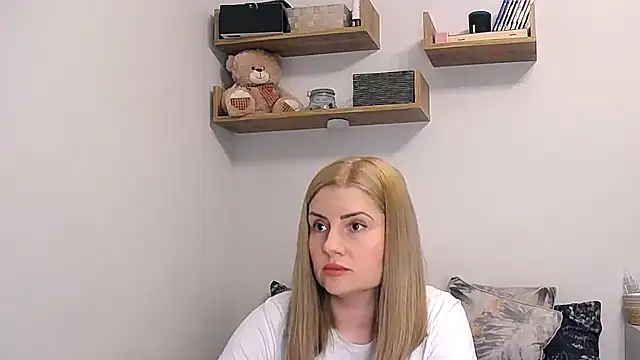 Snapshot of alisenties chatting on 05/17/26, 02:35 alisenties online show from 05/17/26, 02:35