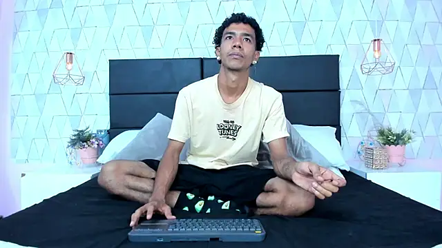 Snapshot of MarckThompsonn chatting on 07/21/26, 12:29 MarckThompsonn online show from 07/21/26, 12:29