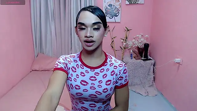 Snapshot of VivienneLuxe chatting on 07/18/26, 07:12 VivienneLuxe online show from 07/18/26, 07:12
