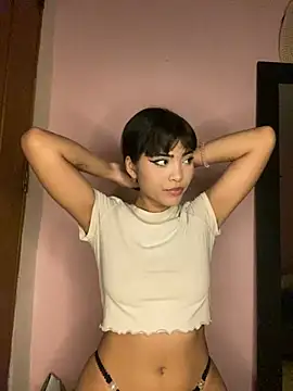 Snapshot of Ariii__0 chatting on 07/21/26, 04:37 Ariii 0 online show from 07/21/26, 04:37
