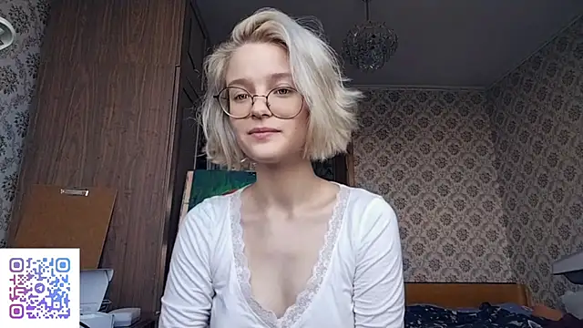 Snapshot of Smartemilia chatting on 08/04/26, 04:37 Smartemilia online show from 08/04/26, 04:37