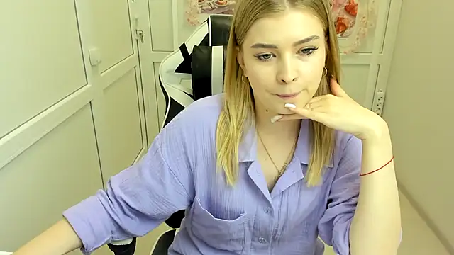 Snapshot of BrielleStorm chatting on 08/05/26, 06:05 BrielleStorm online show from 08/05/26, 06:05