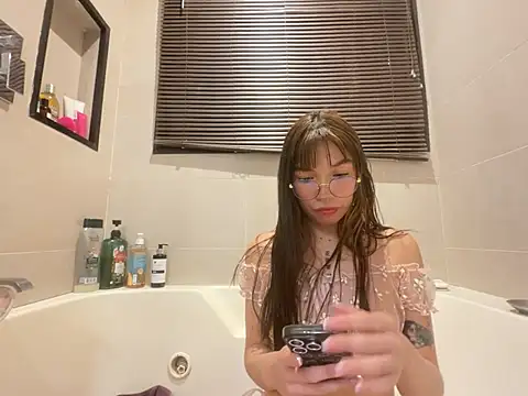Snapshot of RENESME_E chatting on 08/05/26, 01:52 RENESME E online show from 08/05/26, 01:52