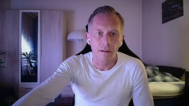 Snapshot of slaveboy2016@xh chatting on 05/17/26, 09:33 slaveboy2016xh online show from 05/17/26, 09:33