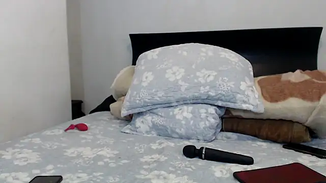 Snapshot of leanna23 chatting on 02/20/25, 10:37 leanna23 online show from 02/20/25, 10:37