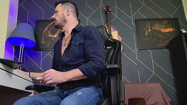 ChrisKox online show from 12/04/25, 02:32