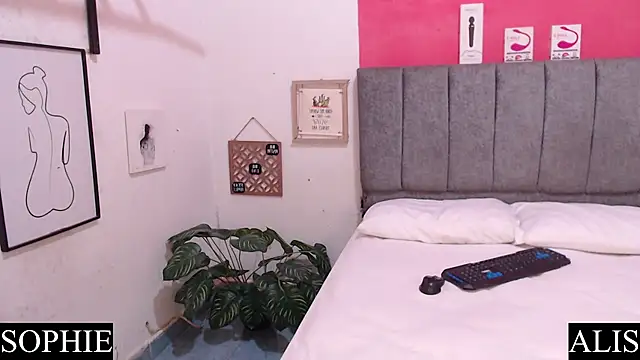 Snapshot of Sophie_And_Alis chatting on 02/15/25, 10:55 Sophie And Alis online show from 02/15/25, 10:55