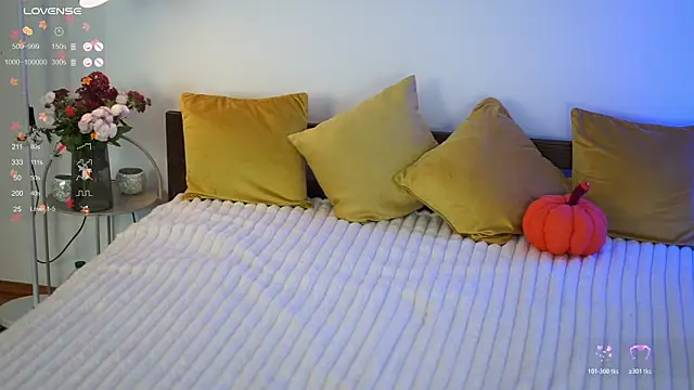 Snapshot of LitleSun chatting on 10/24/25, 10:11 LitleSun online show from 10/24/25, 10:11