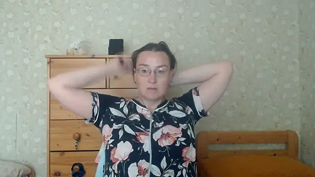 Snapshot of Smart_Rose chatting on 06/20/26, 04:37 Smart Rose online show from 06/20/26, 04:37