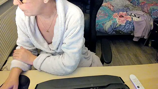 minoesje37 online show from 12/30/24, 08:25