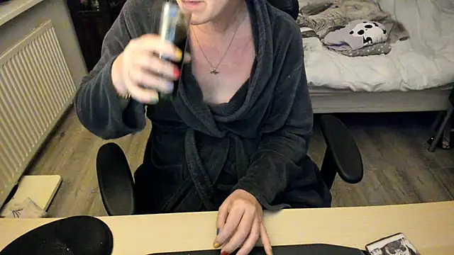 minoesje37 online show from 01/11/25, 09:04