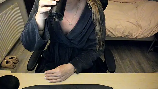 minoesje37 online show from 02/04/25, 08:38