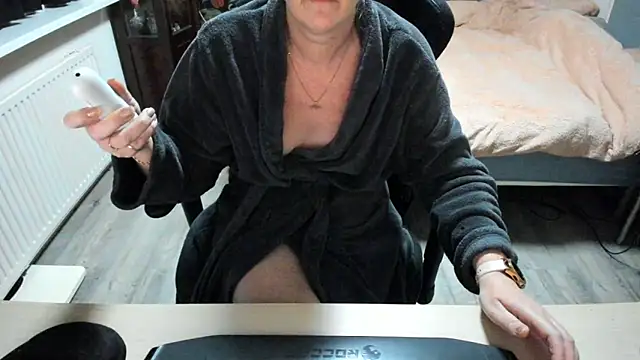 minoesje37 online show from 02/13/25, 08:24