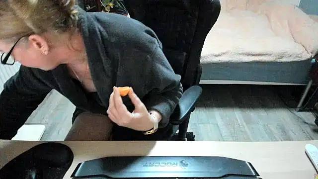 minoesje37 online show from 02/25/25, 08:41