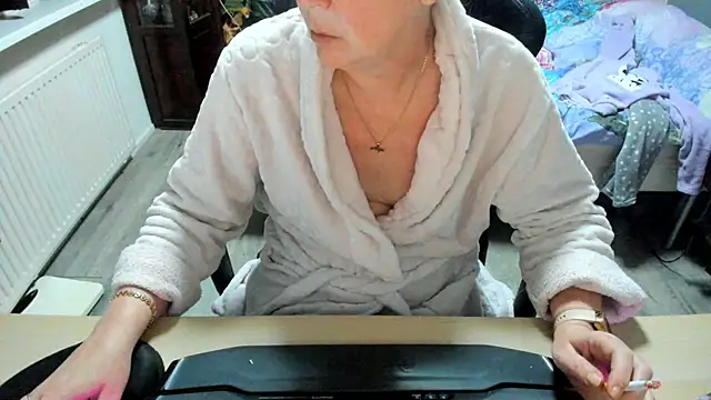 minoesje37 online show from 03/02/25, 08:40