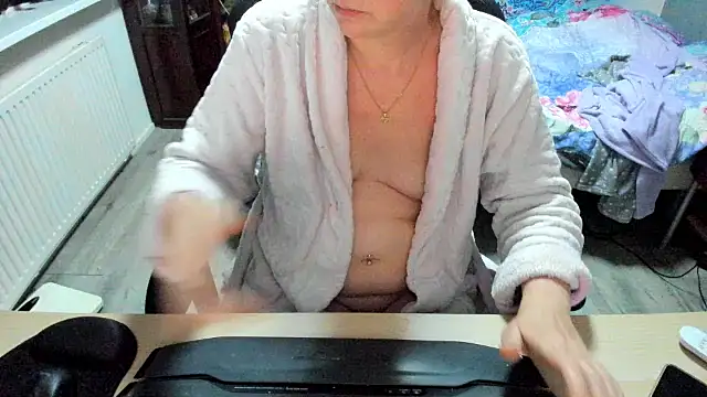 minoesje37 online show from 03/06/25, 08:37