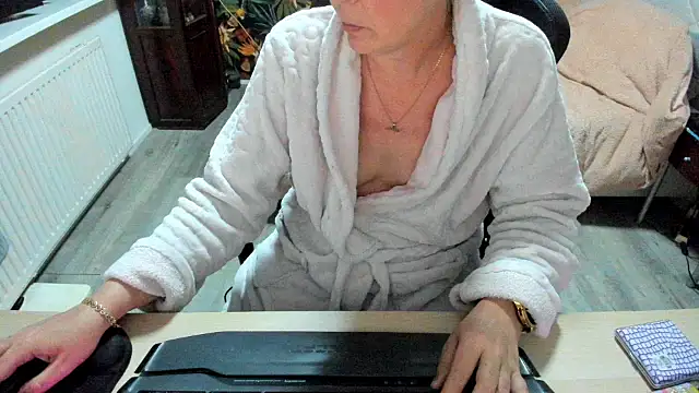 minoesje37 online show from 03/13/25, 08:43