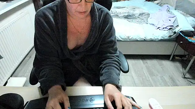 minoesje37 online show from 03/19/25, 08:22