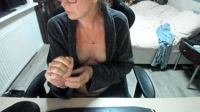 minoesje37 online show from 09/16/25, 07:15