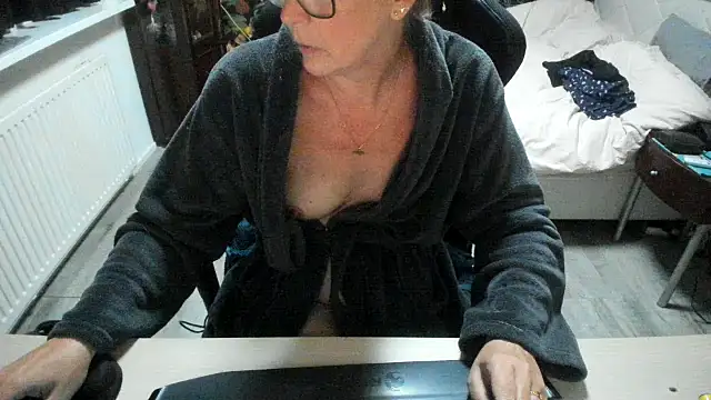 minoesje37 online show from 09/23/25, 07:28