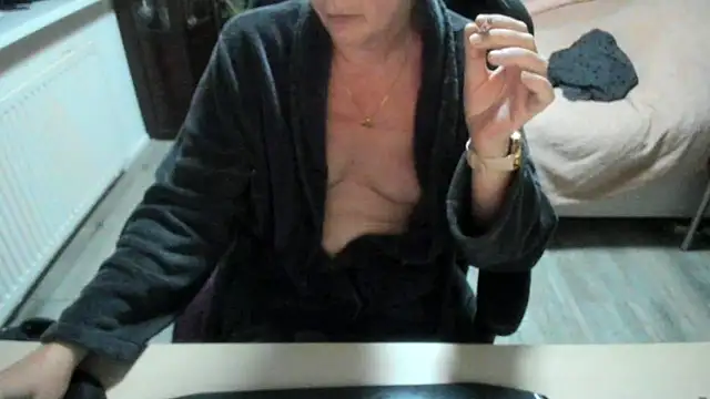 minoesje37 online show from 10/21/25, 07:14