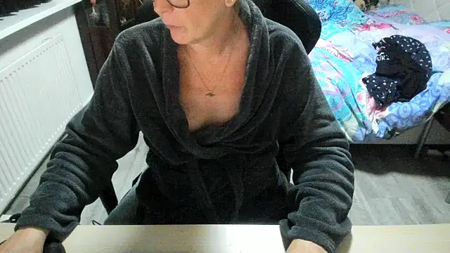 minoesje37 online show from 11/10/25, 08:30