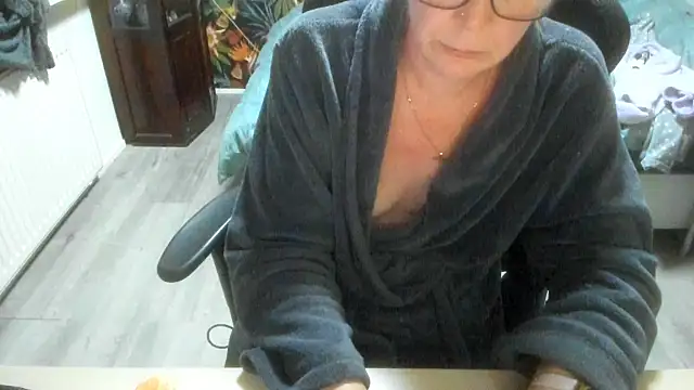 minoesje37 online show from 12/21/25, 08:27