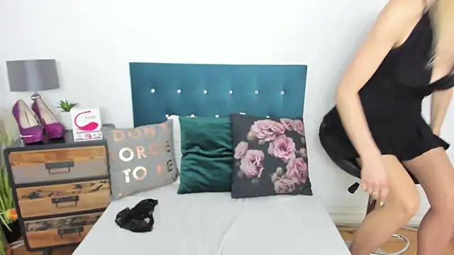 Snapshot of milfNikki chatting on 03/02/25, 07:54 milfNikki online show from 03/02/25, 07:54